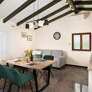Modern Stone House With Flowers & Playground , Medolino Croazia